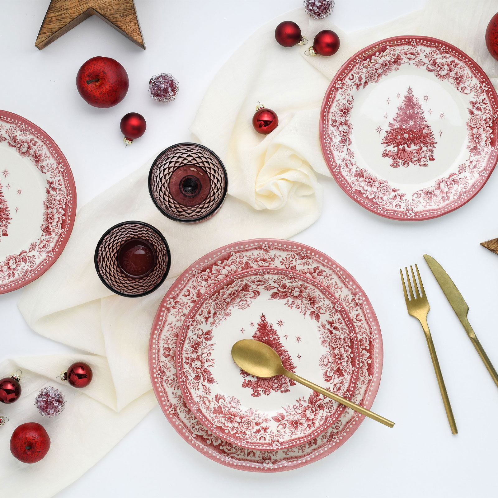 CreaTable, 17049, Serie Tannenbaum Rot, 12-teiliges Geschirrset, Teller Set aus Steingut
