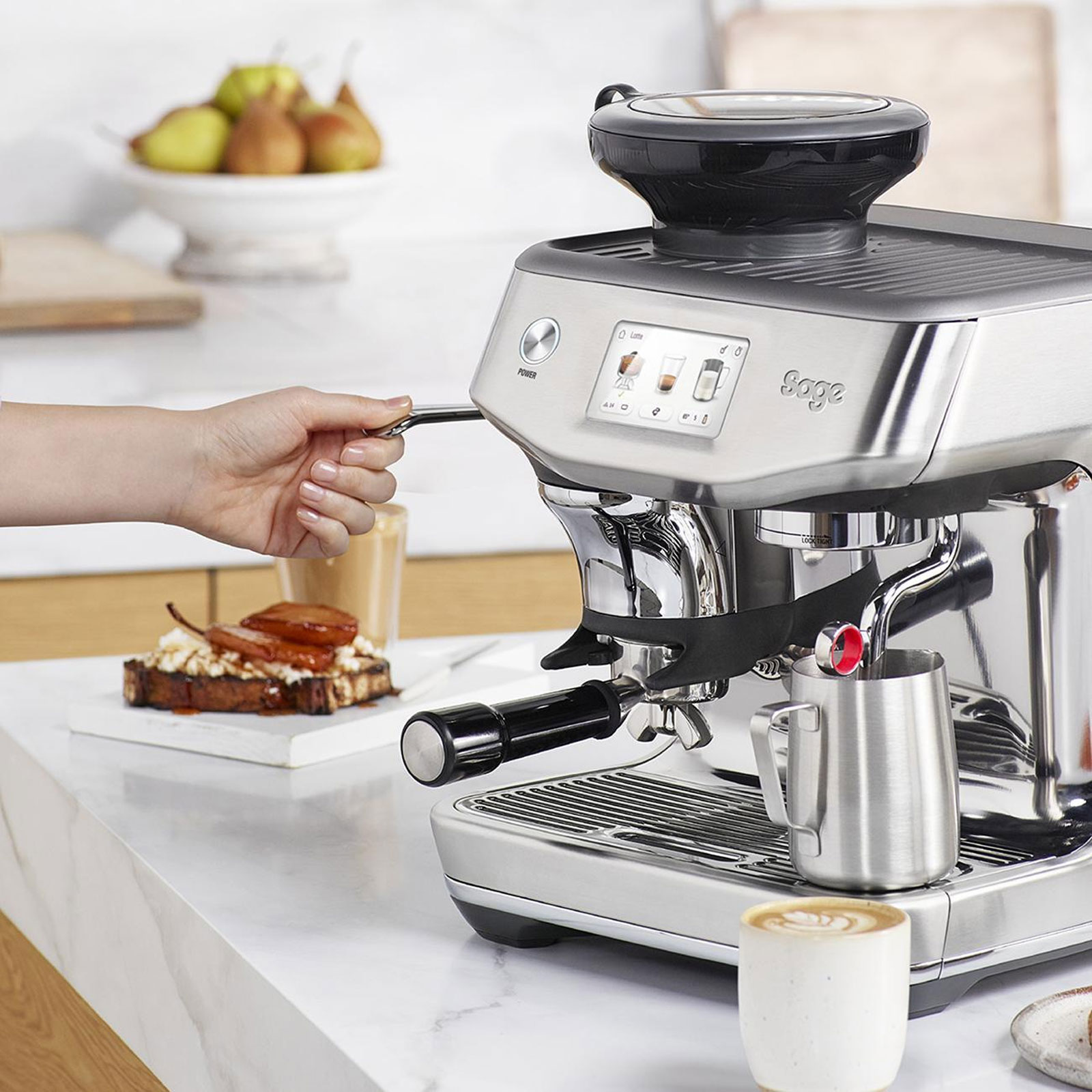 Sage SES882BSS Siebträger-Espressomaschine (ThermoJet®, 3 Sekunden Aufheizzeit, integriertes Mahlwerk, Auto MilQ™, Cold Brew, Touchscreen)