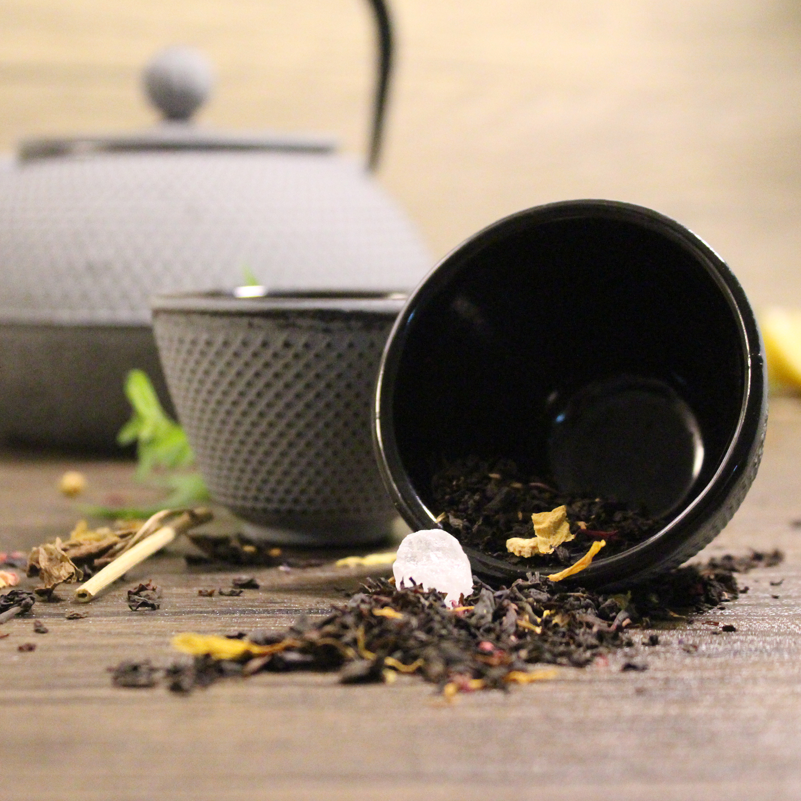 Echtwerk Teeservice Gusseisen Teekanne 0,8 L Teebereiter inkl. Untersetzer 2 Teetassen Teekannen-Set Vintage-Design Creme