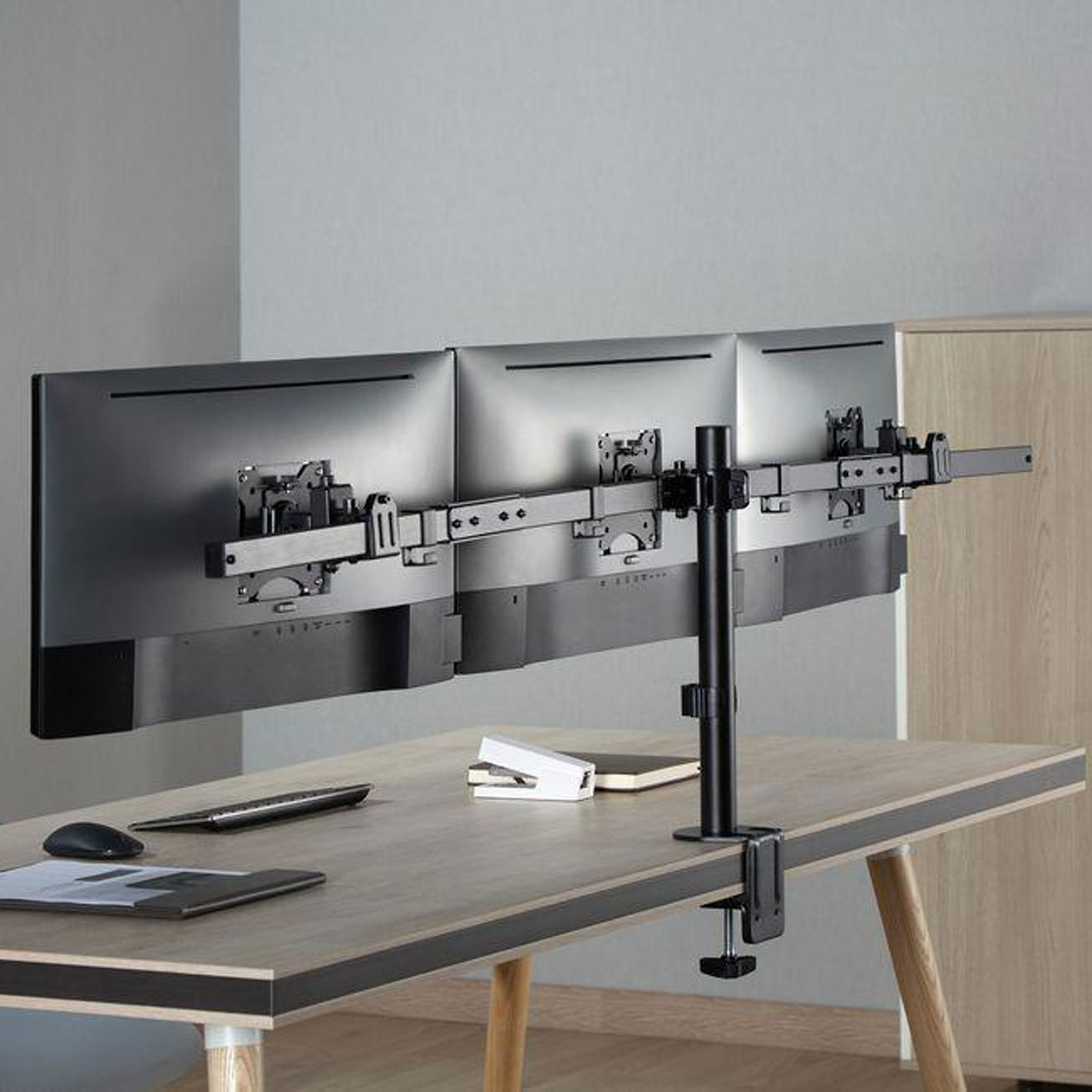 Equip 17"-32" Dreifach schwenkbare Monitor-Schreibtischhalterung