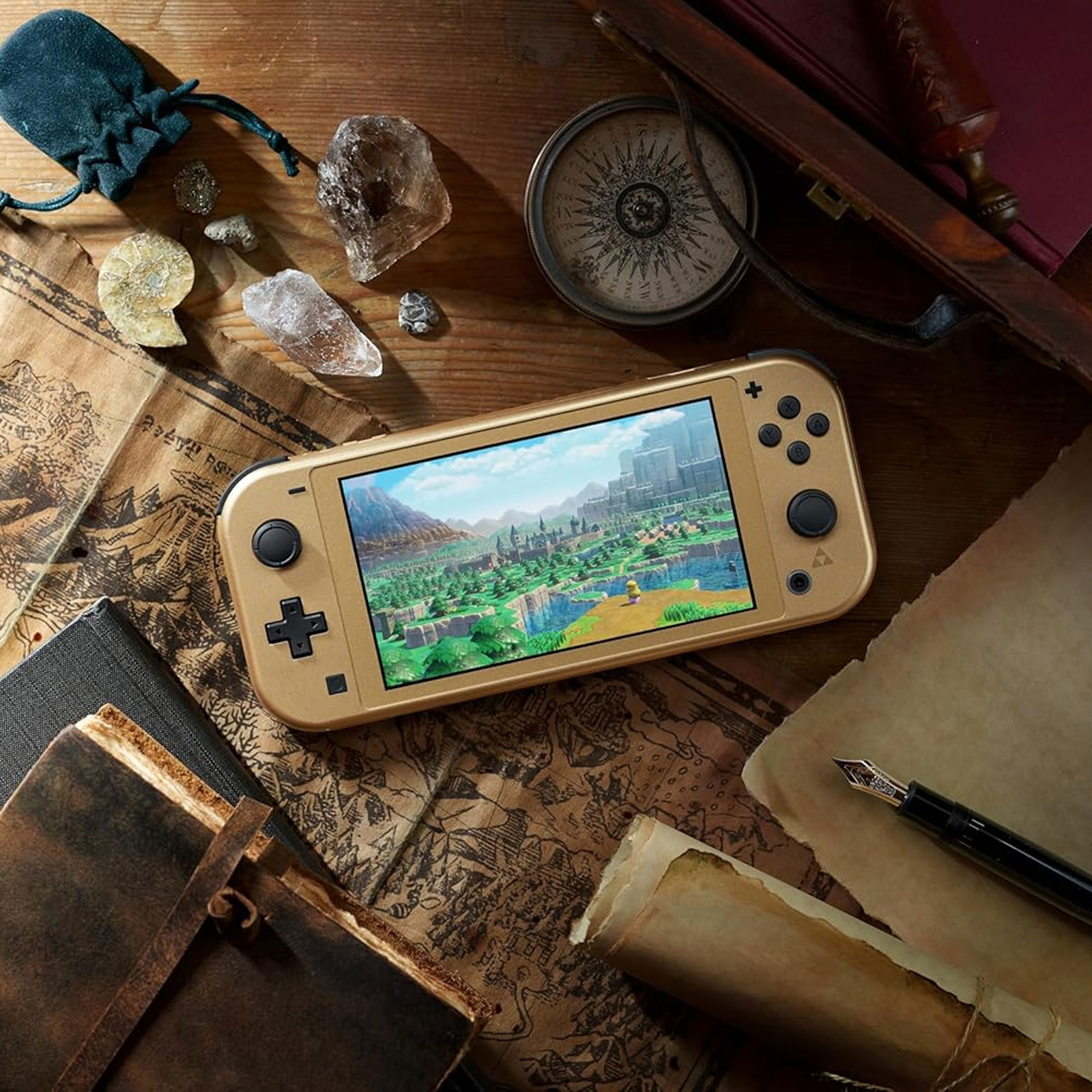 Nintendo Switch Lite - Hyrule-Edition (inkl. 12-monatigen Einzelmitgliedschaft für Nintendo Switch Online + Erweiterungspaket)