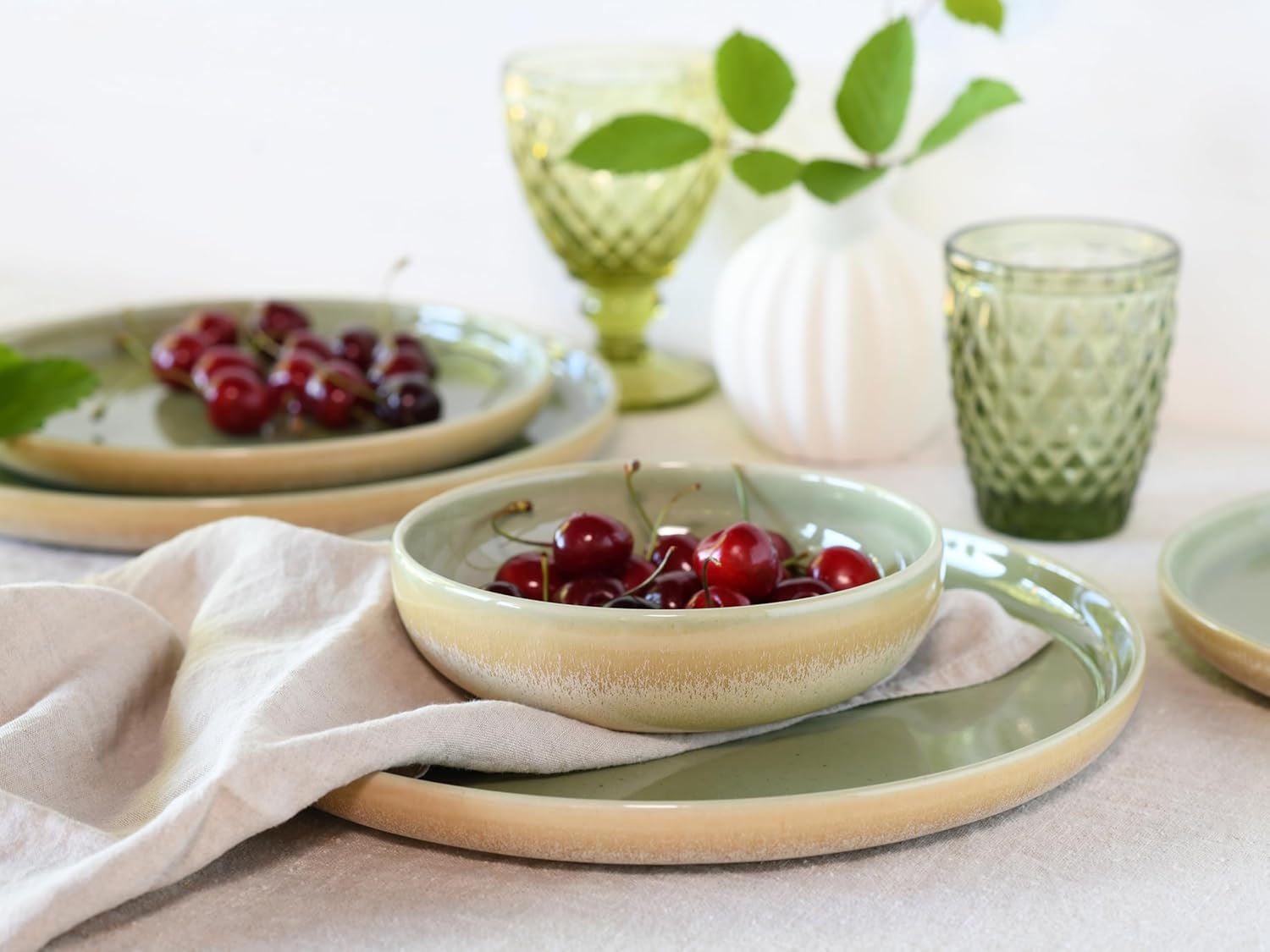 CreaTable, 23716, Serie Uno Romana Grün , 12-teiliges Geschirrset, Teller Set aus Steinzeug, spülmaschinen- und mikrowellengeeignet, Qualitätsproduktion