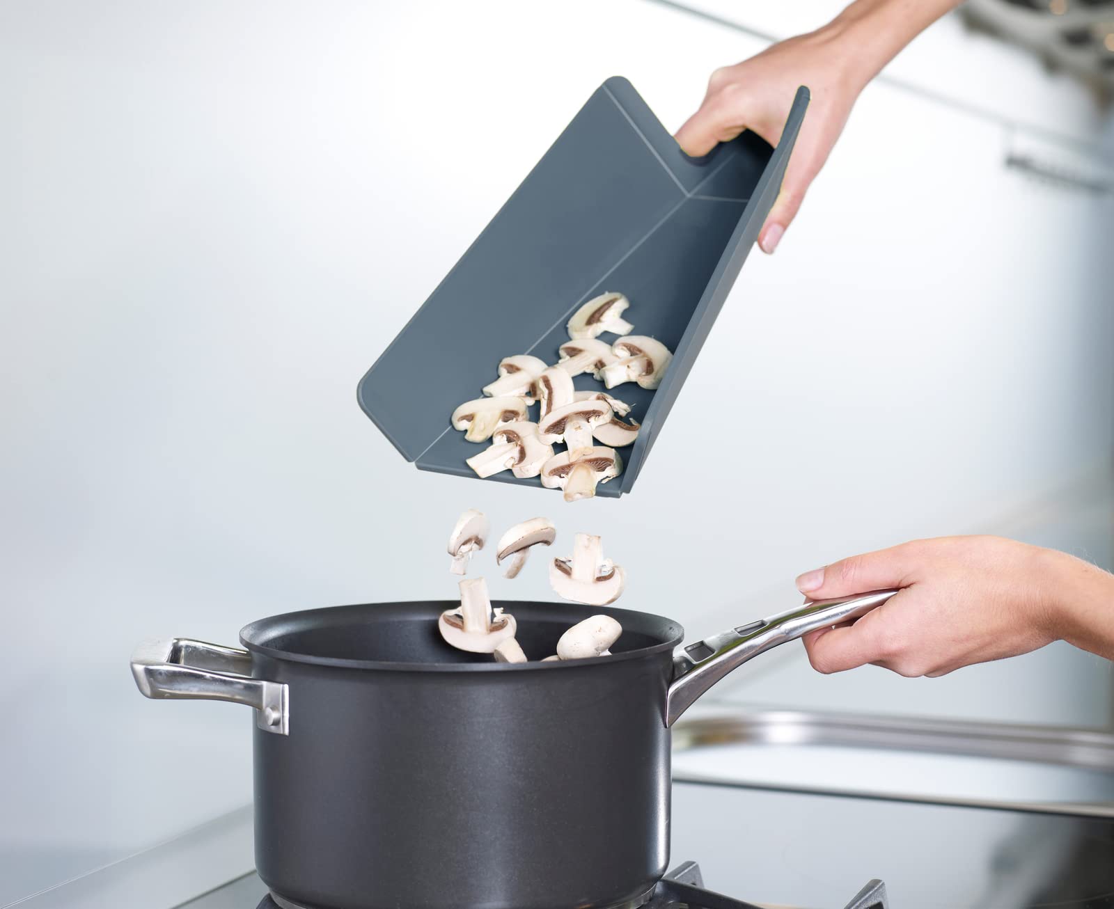 Joseph Joseph Chop2Pot Plus 2-teiliges klappbares rutschfestes Schneidebrett-Set