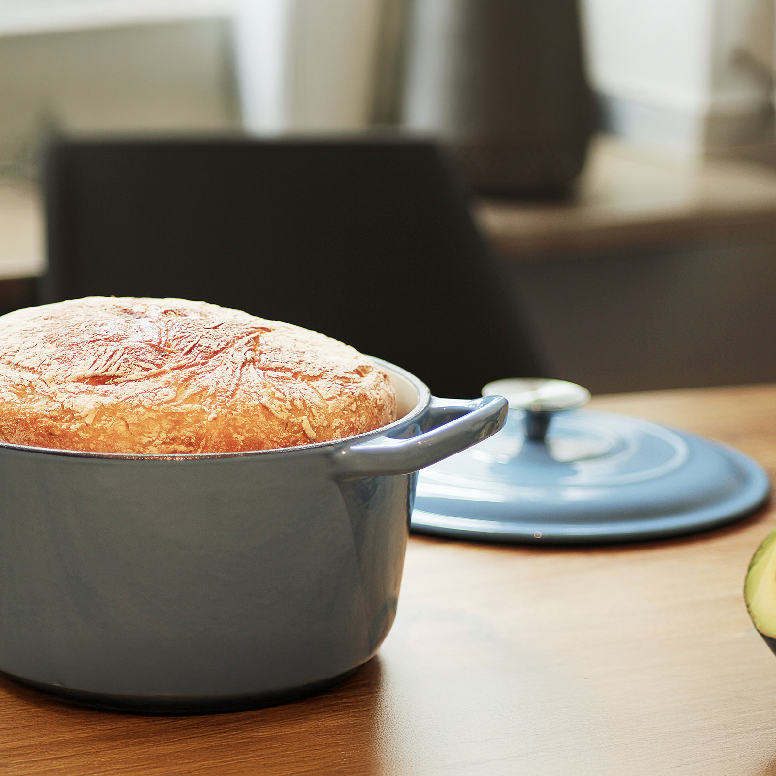 Echtwerk Schmortopf Gusseisen Gusseisentopf Bräter mit Deckel Brotbacktopf rund Grill BBQ Induktion Creme, 3,5 L