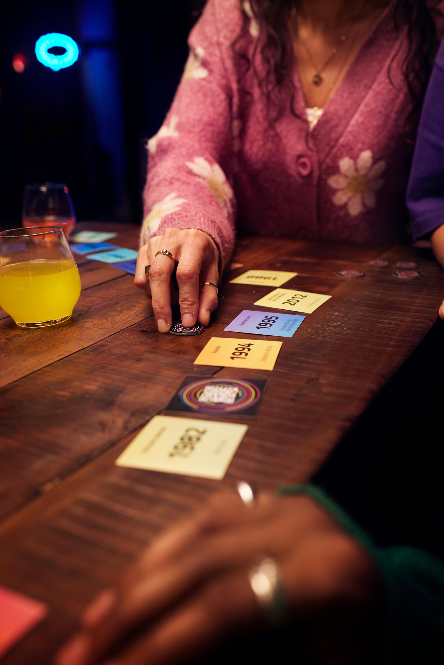 Hitster Original - EIN Party- und Kartenspiel - 2 bis 10 Spieler ab 16 Jahren