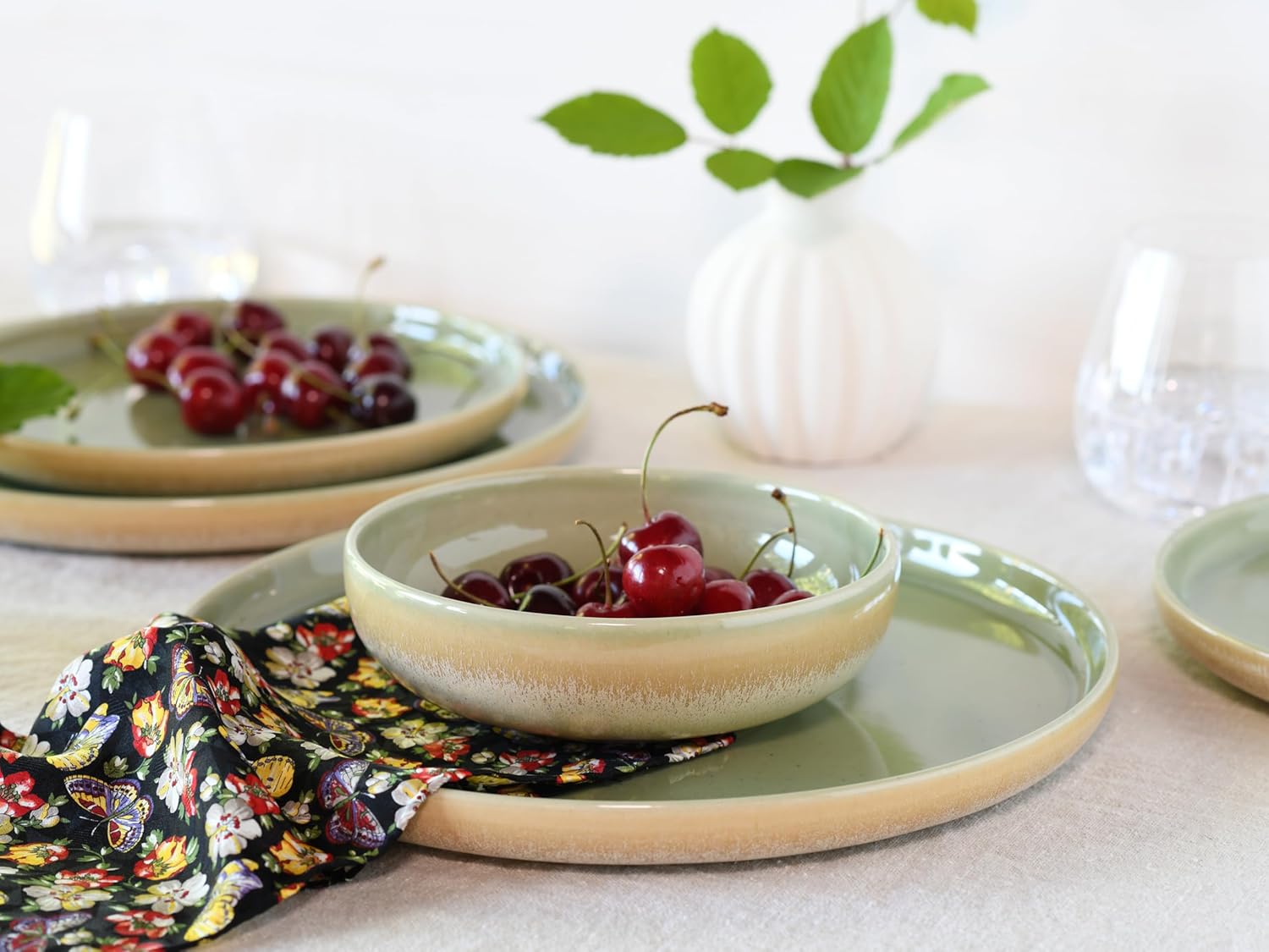 CreaTable, 23716, Serie Uno Romana Grün , 12-teiliges Geschirrset, Teller Set aus Steinzeug, spülmaschinen- und mikrowellengeeignet, Qualitätsproduktion