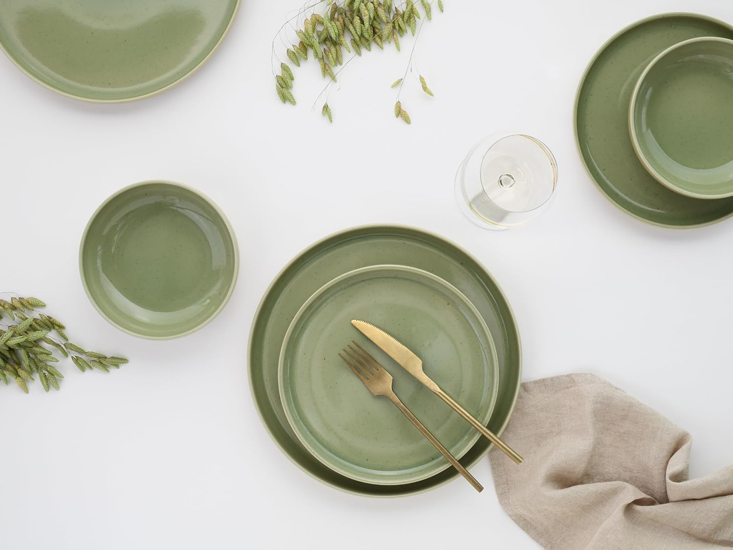 CreaTable, 23716, Serie Uno Romana Grün , 12-teiliges Geschirrset, Teller Set aus Steinzeug, spülmaschinen- und mikrowellengeeignet, Qualitätsproduktion