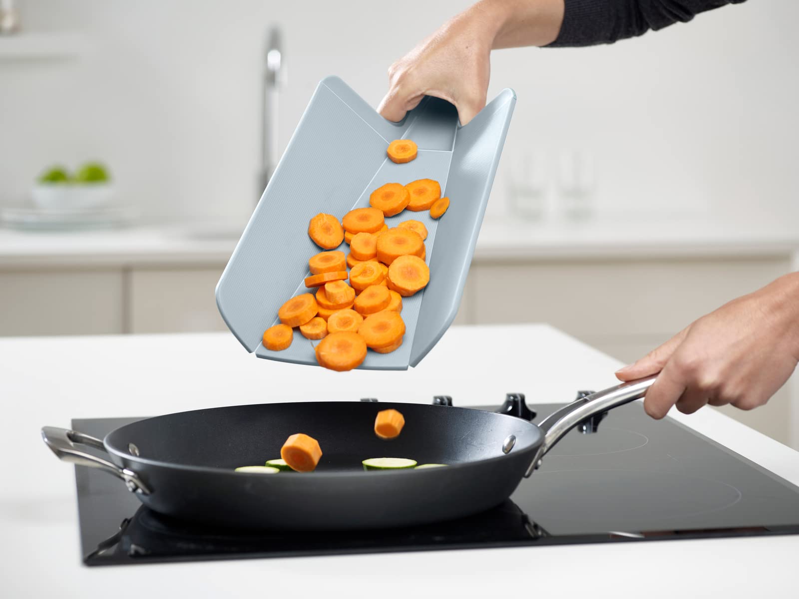 Joseph Joseph Chop2Pot Plus 2-teiliges klappbares rutschfestes Schneidebrett-Set