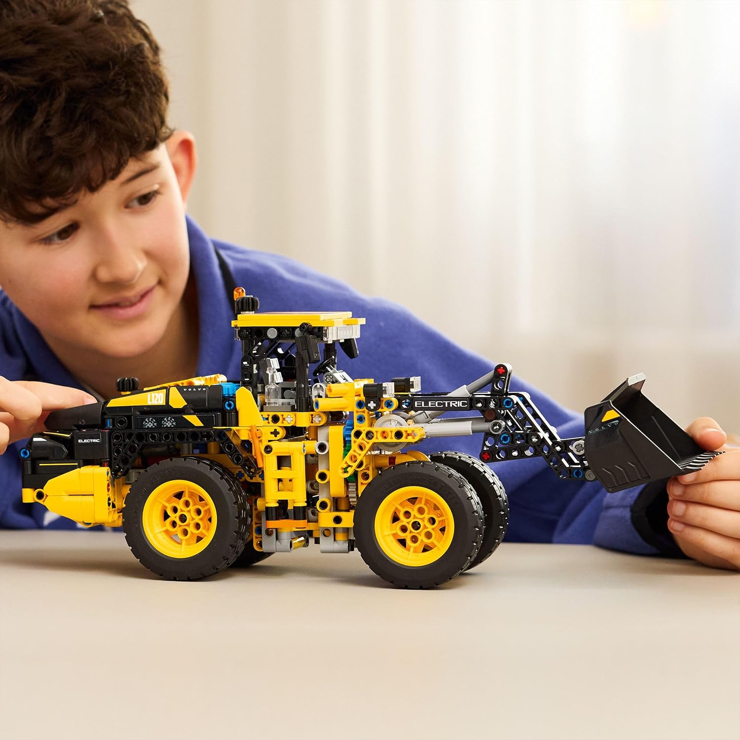 LEGO Technic Volvo L120 Electric Radlader - Baufahrzeug 42209