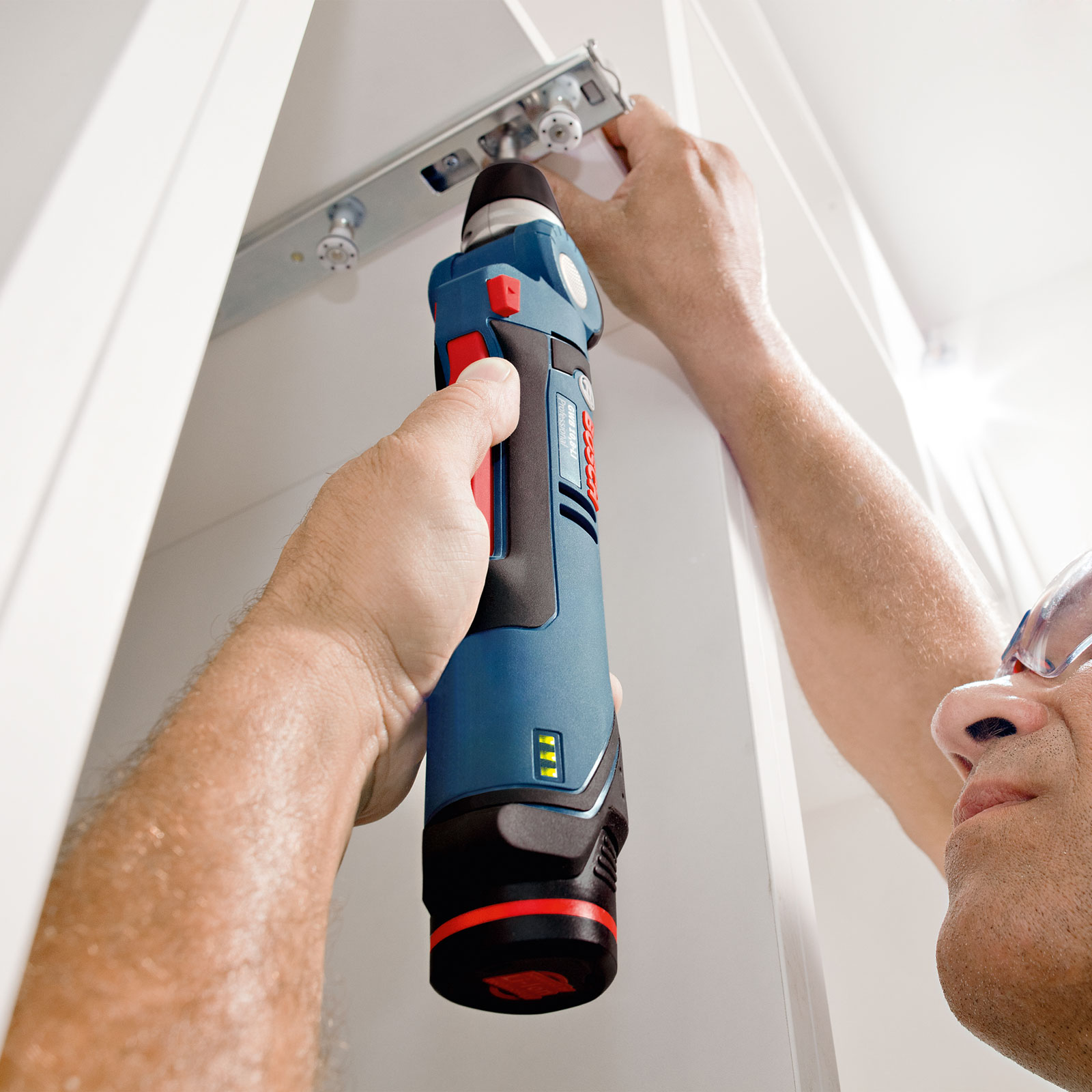 Bosch Professional Akku-Winkelbohrmaschine GWB 12V-10, mit 2 x 2.0 Ah Li-Ion Akku, L-BOXX