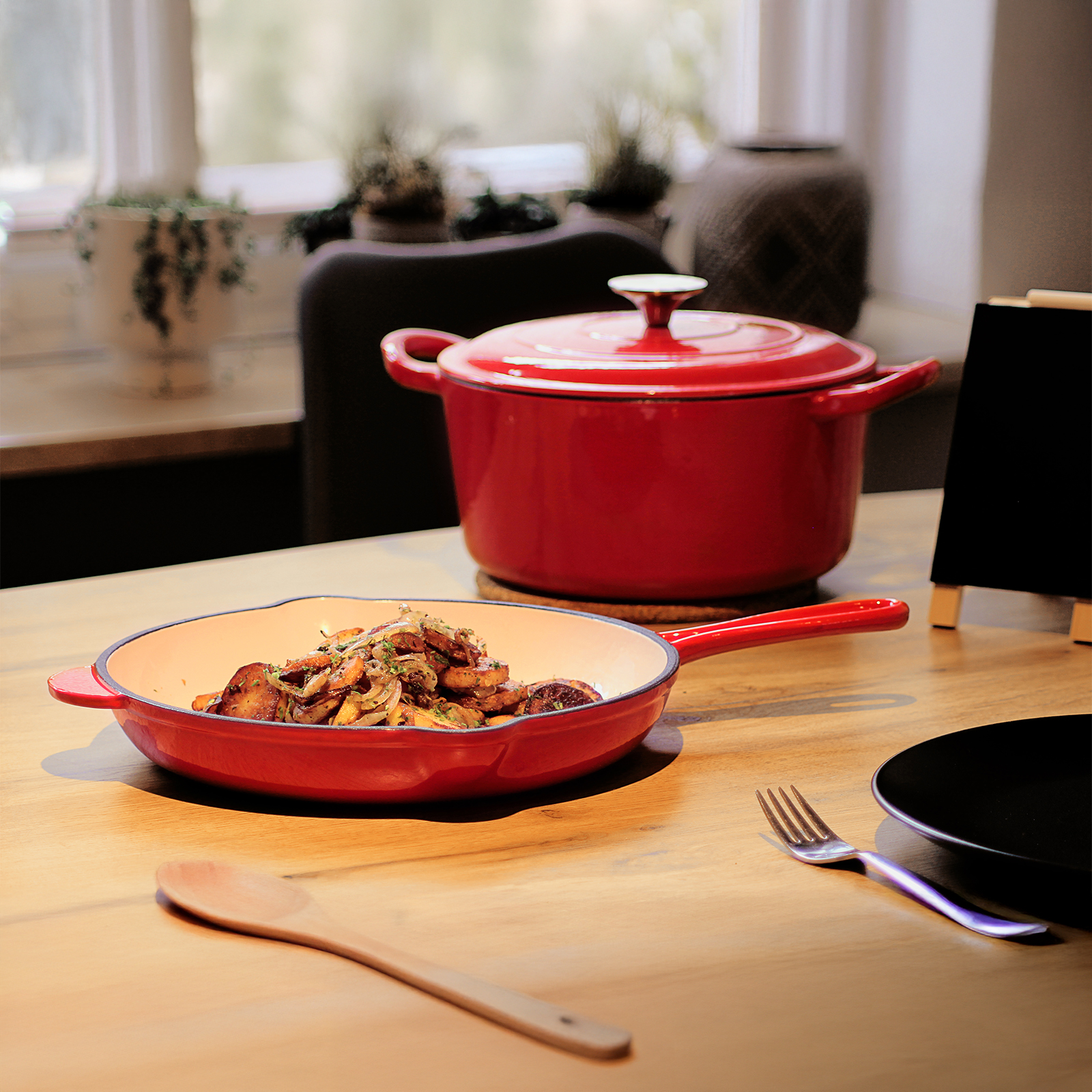 Echtwerk Schmortopf Gusseisen Gusseisentopf Bräter mit Deckel Brotbacktopf rund Grill BBQ Induktion Creme, 3,5 L