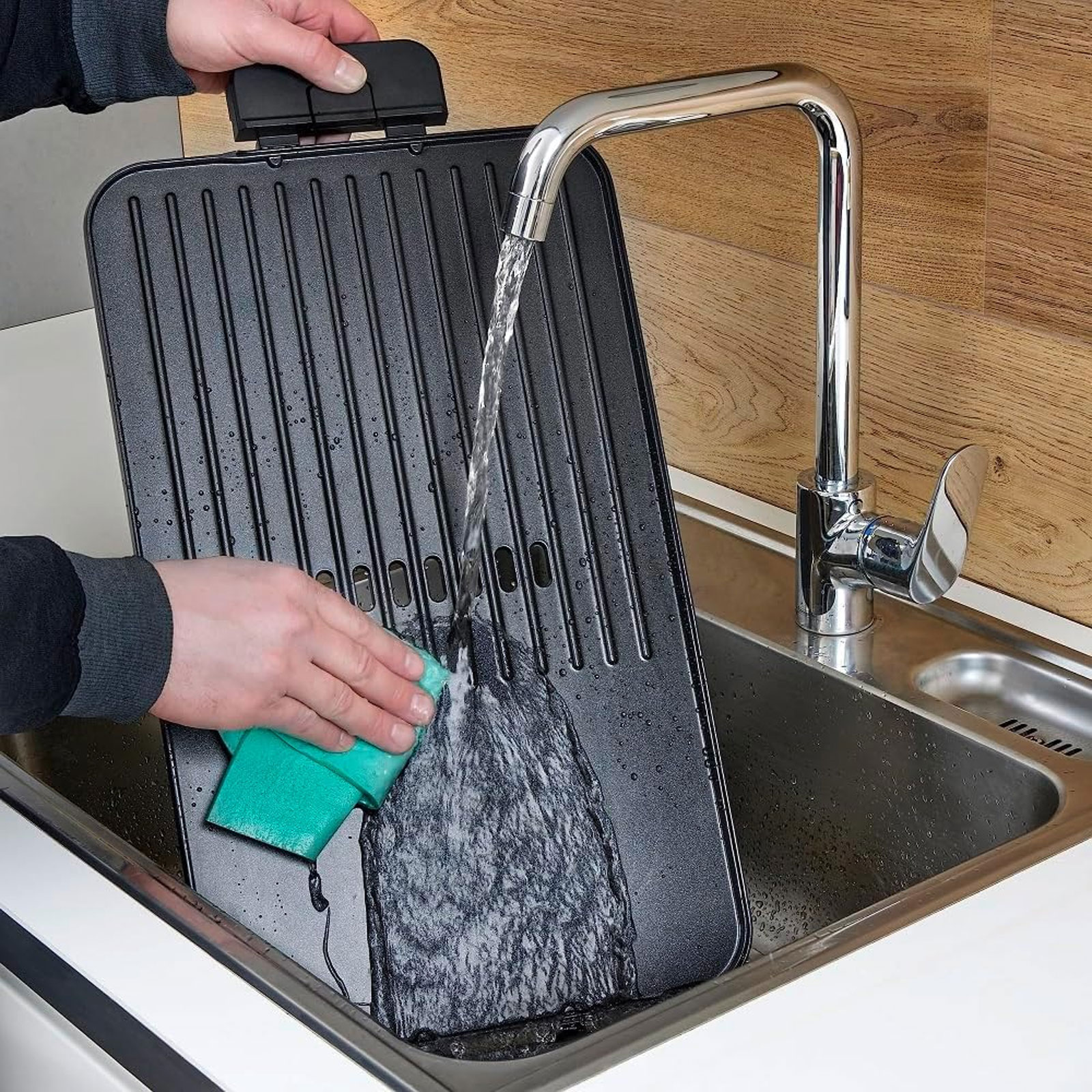 SEVERIN PG 8564 Plancha Tischgrill (2300 Watt, Kunststoff / Edelstahl / Aluminium, stufenlose Regulierung, Grillfläche: 1500cm², antihaftbeschichtet, Windschutz)