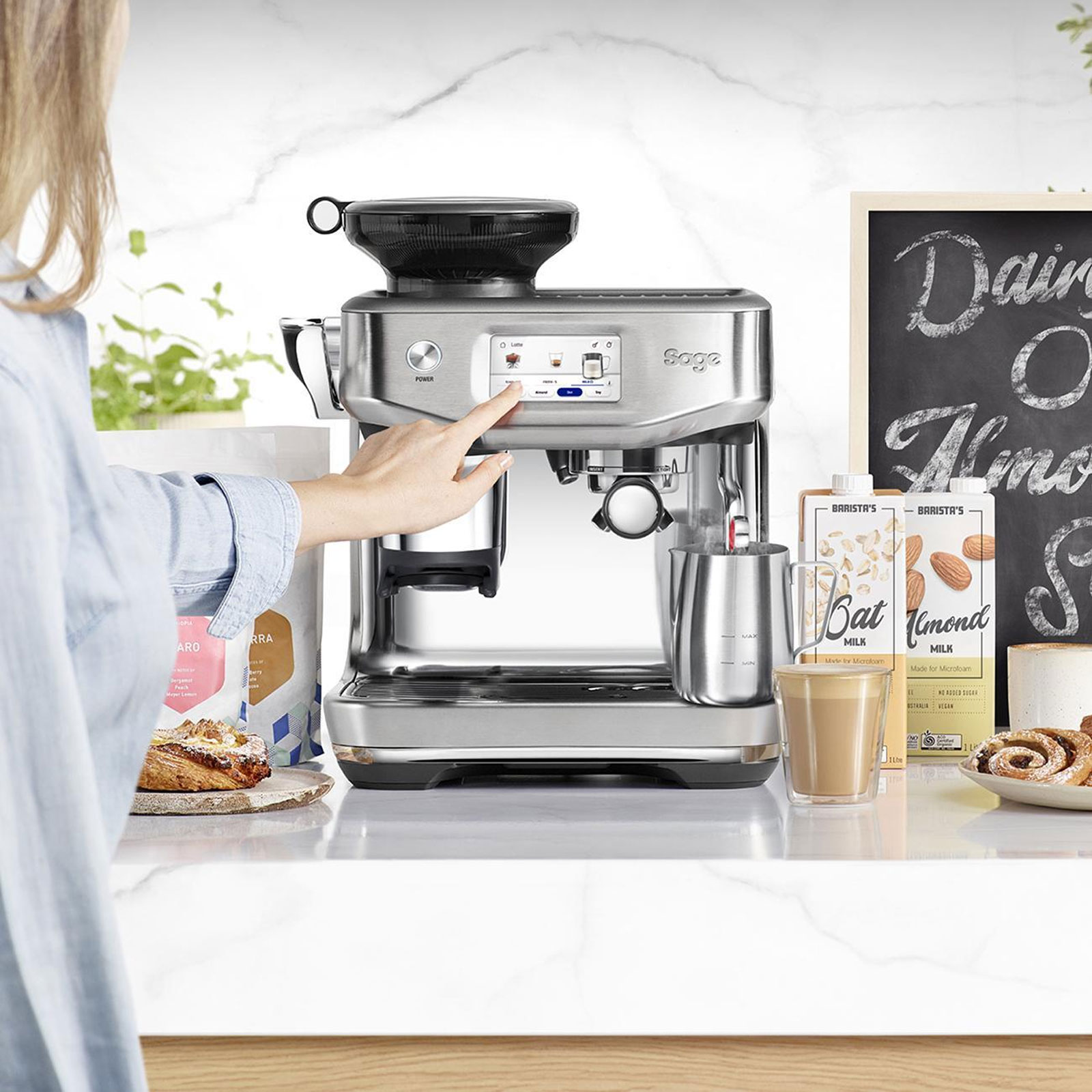 Sage SES882BSS Siebträger-Espressomaschine (ThermoJet®, 3 Sekunden Aufheizzeit, integriertes Mahlwerk, Auto MilQ™, Cold Brew, Touchscreen)