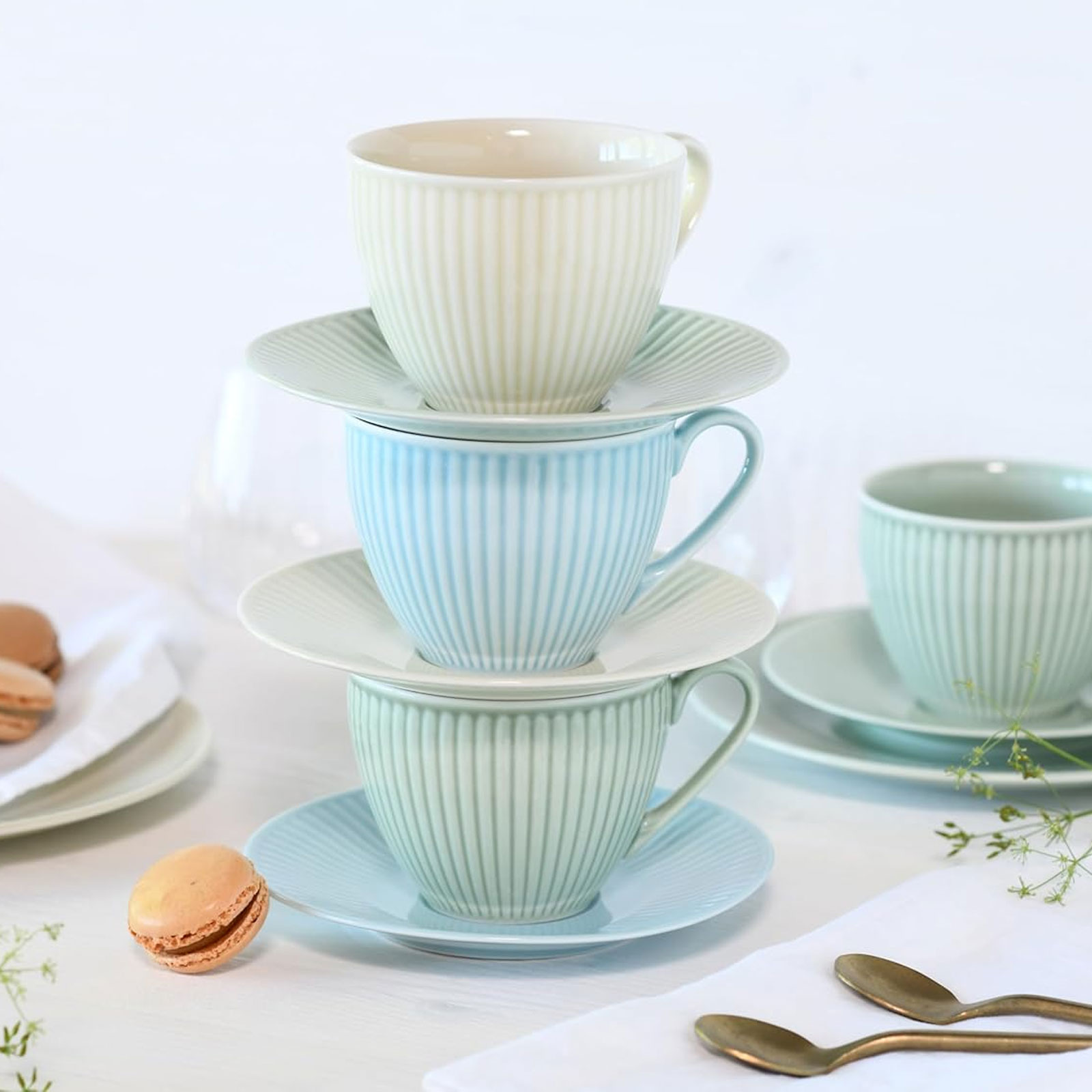 CreaTable, 24032, Serie Valencia Pastell, 18-teiliges Geschirrset für 6 Personen, Kaffeeservice aus Porzellan, spülmaschinen- und mikrowellengeeignet, Made in Europe