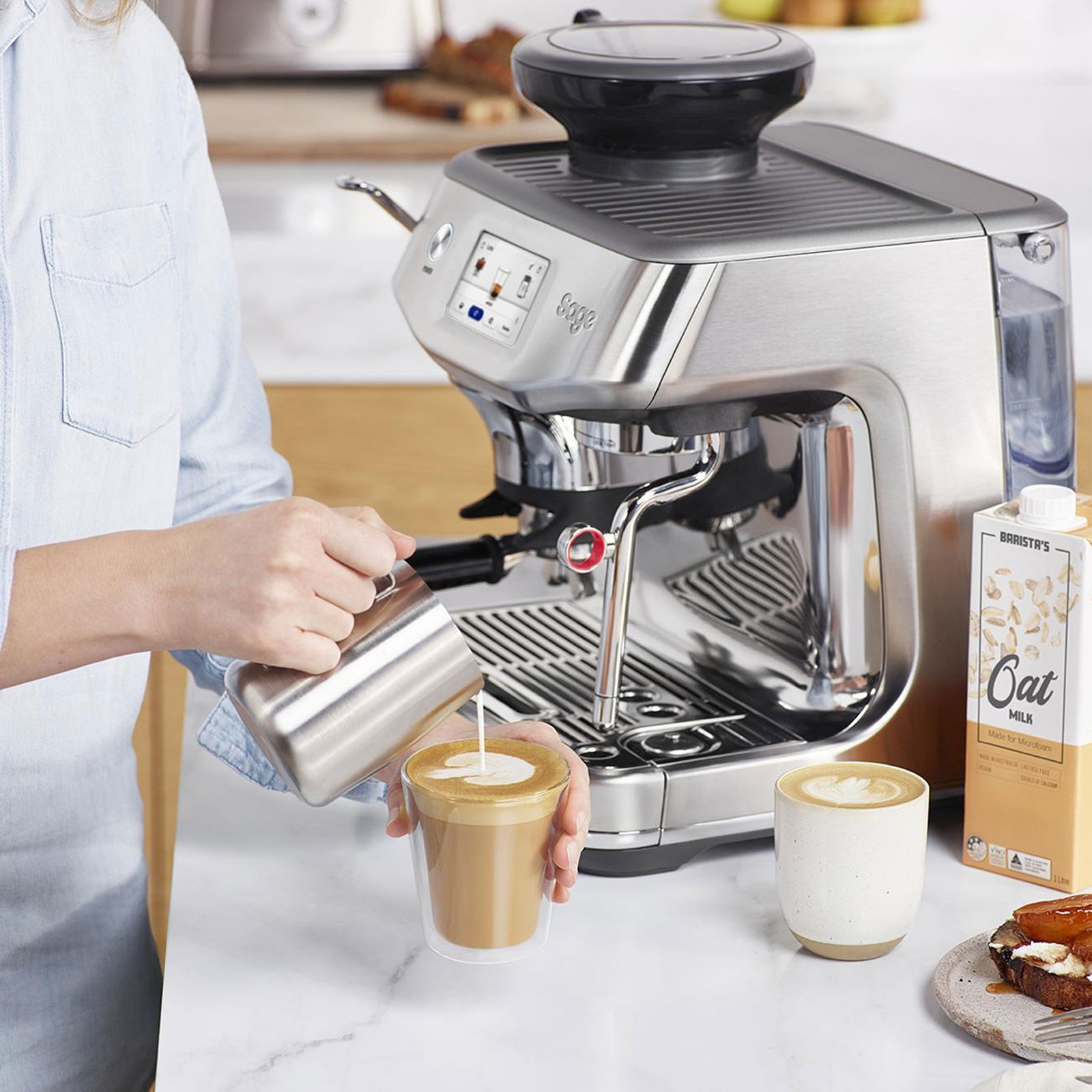 Sage SES882BSS Siebträger-Espressomaschine (ThermoJet®, 3 Sekunden Aufheizzeit, integriertes Mahlwerk, Auto MilQ™, Cold Brew, Touchscreen)
