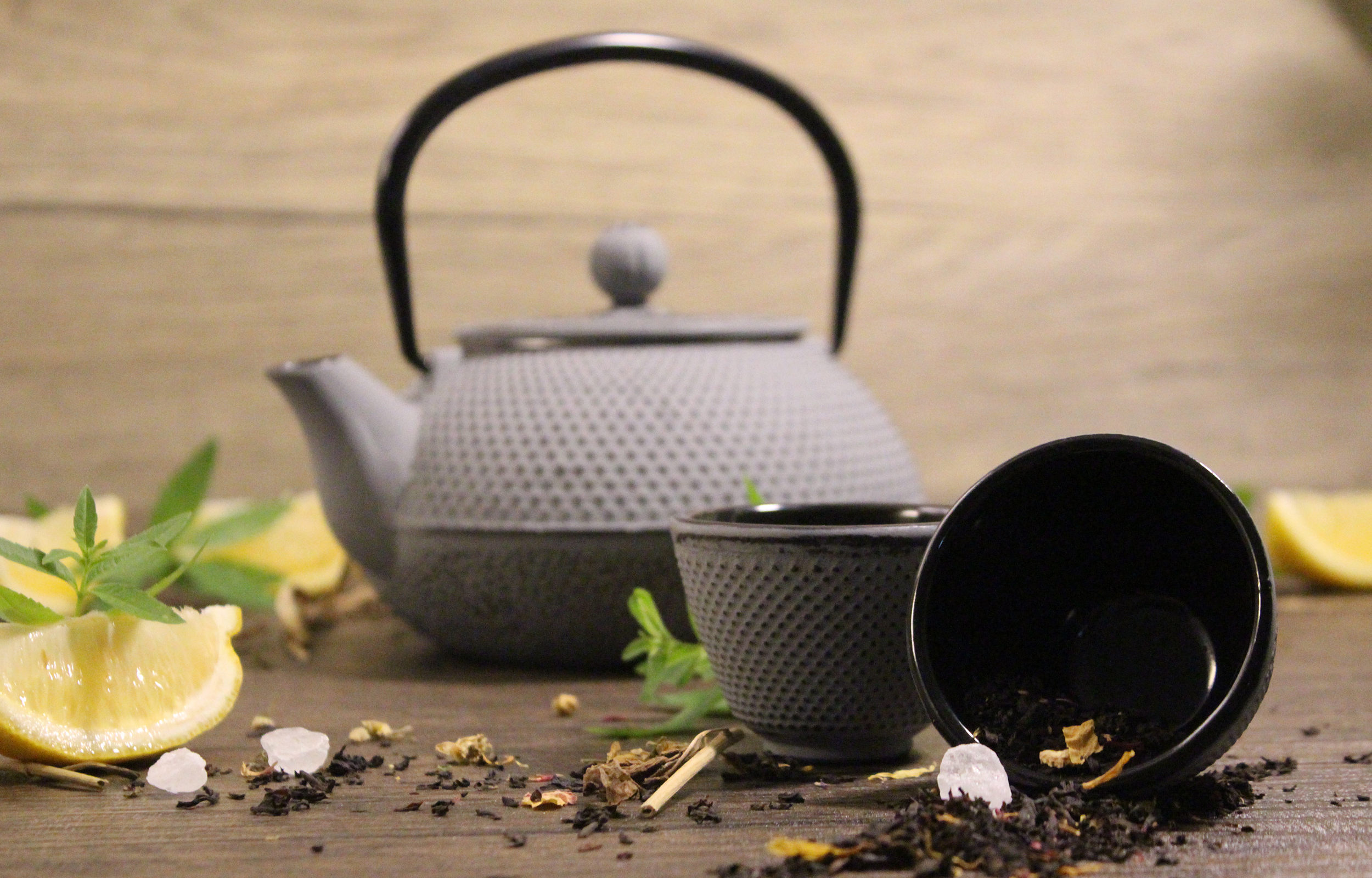 Echtwerk Teeservice Gusseisen Teekanne 1,1 L Teebereiter inkl. Untersetzer 2 Teetassen Teekannen-Set Vintage-Design