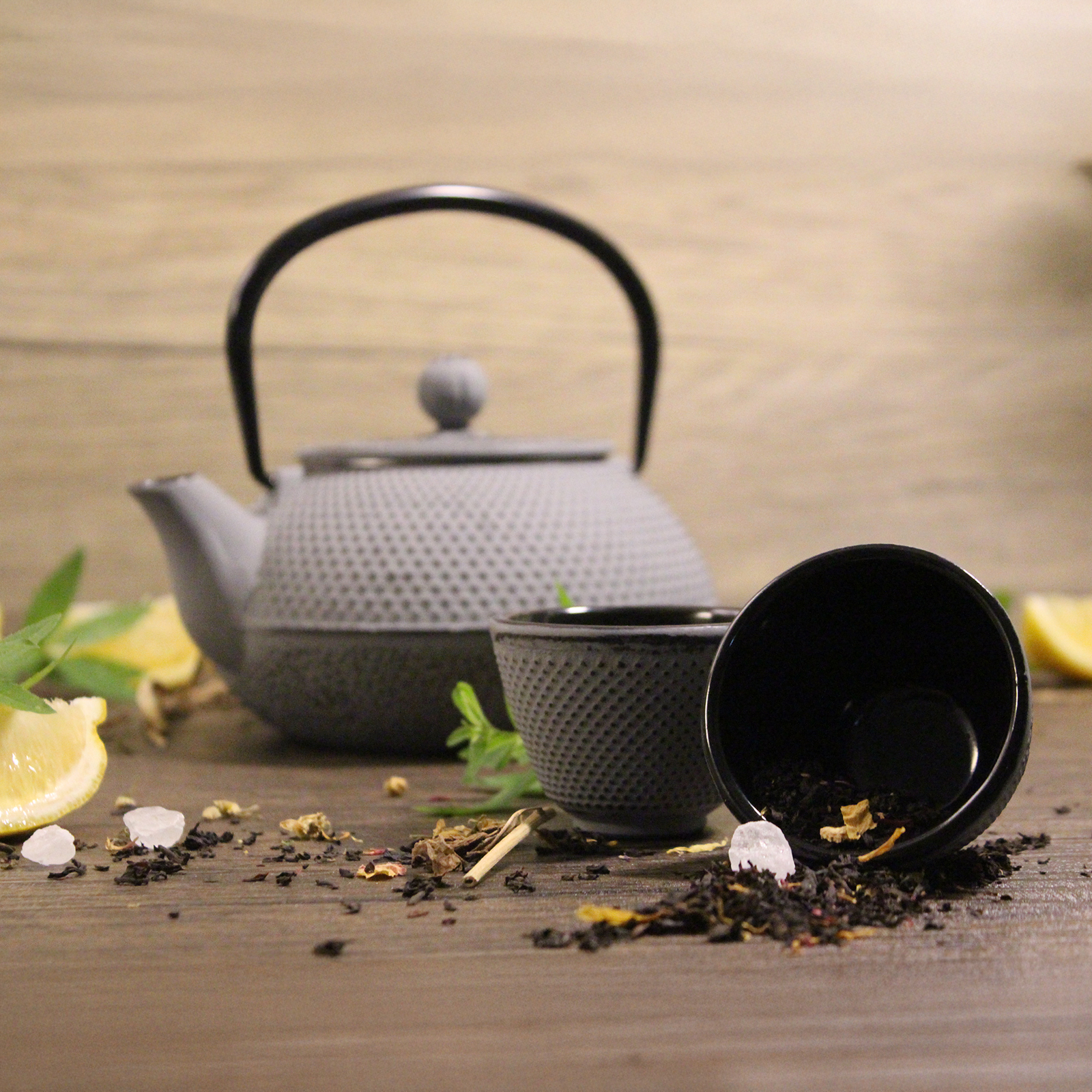 Echtwerk Teeservice Gusseisen Teekanne 0,8 L Teebereiter inkl. Untersetzer 2 Teetassen Teekannen-Set Vintage-Design Creme