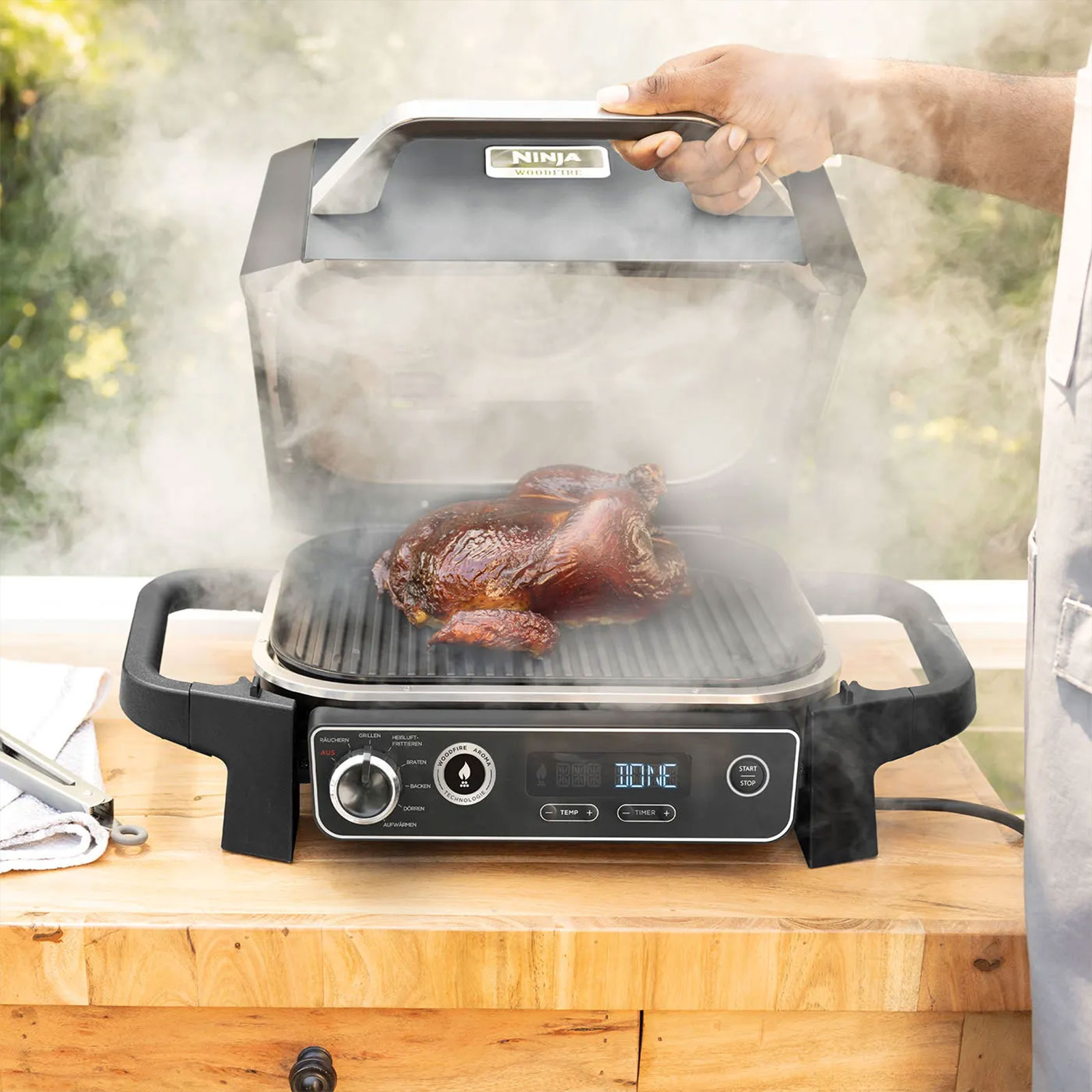 Ninja OG701DE Woodfire Outdoor Tischgrill + Grillständer