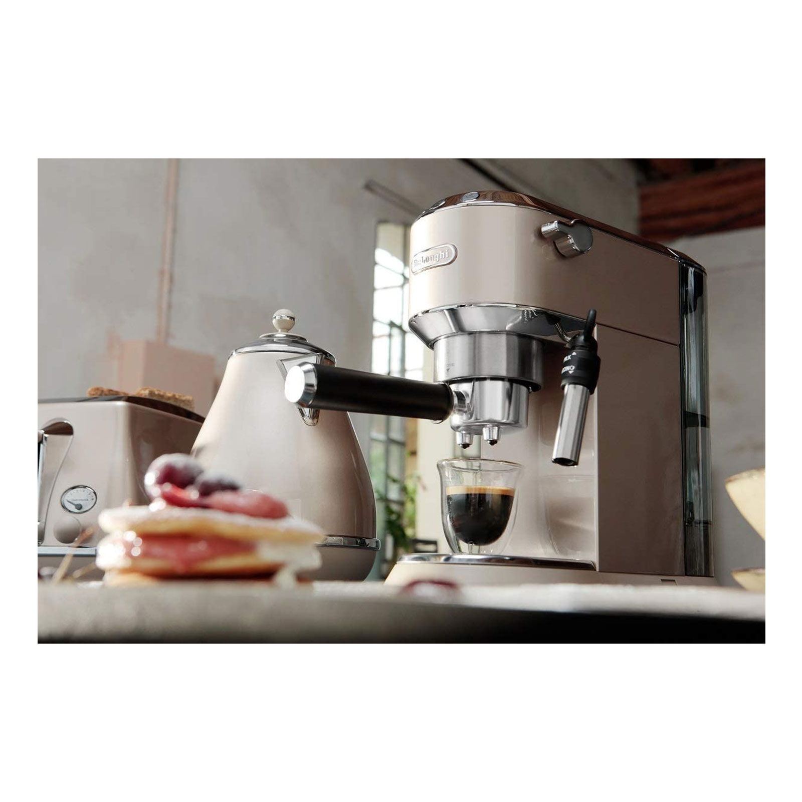 DeLonghi EC 785.BG DEDICA METALLICS THE BARISTA PACK Espressomaschine beige