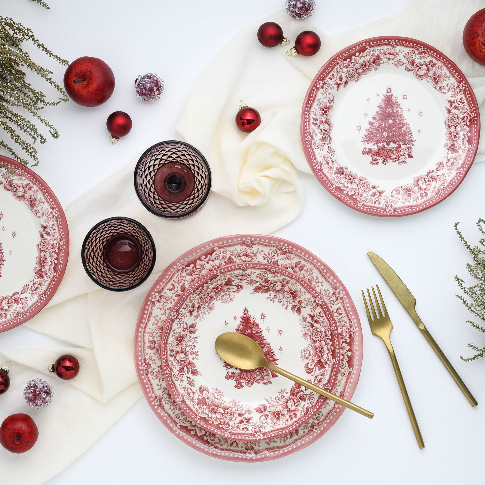 CreaTable, 17049, Serie Tannenbaum Rot, 12-teiliges Geschirrset, Teller Set aus Steingut
