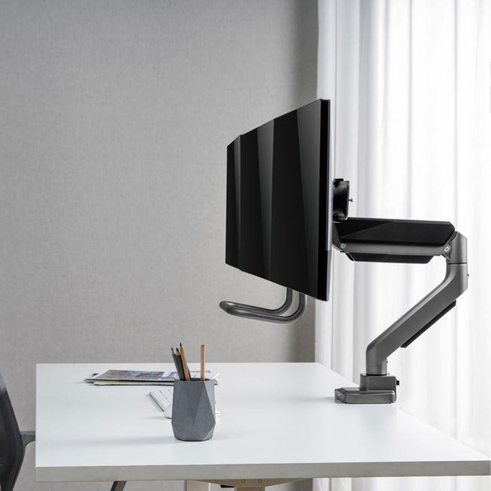 Equip 17"-27" Dreifach-Monitor-Tischhalterung