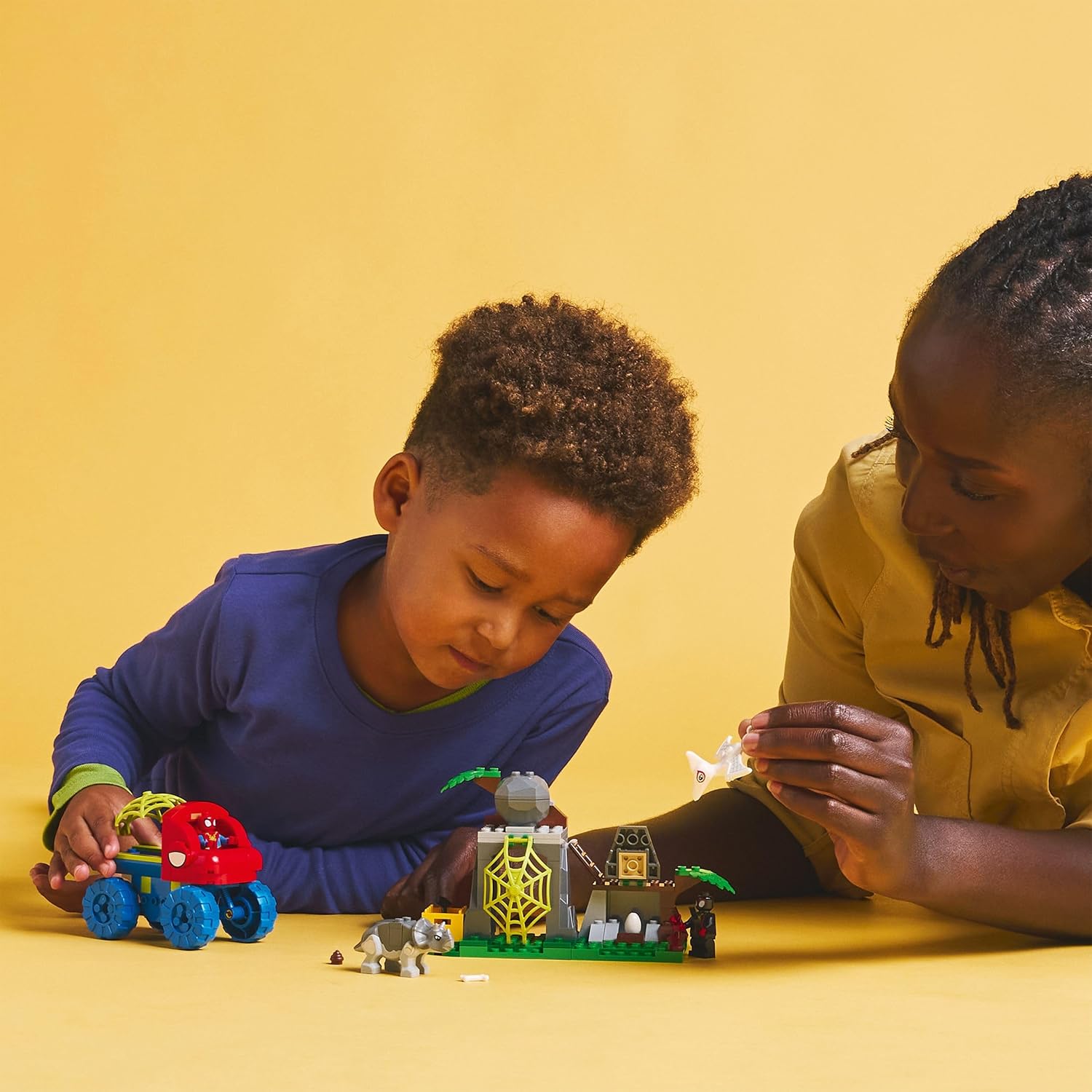 LEGO Marvel Spideys Team auf Rettungsmission im Dino-Truck 11199