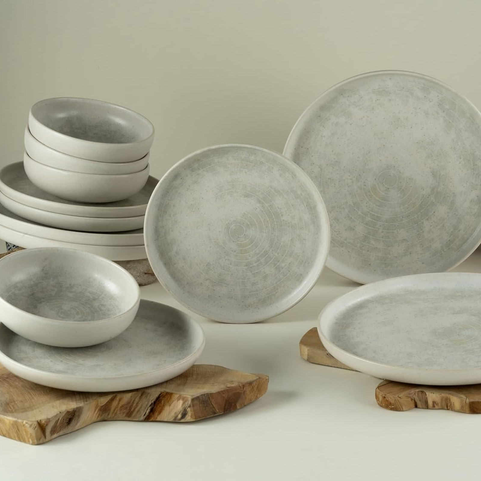 CreaTable, 23714, Serie Uno Athena , 12-teiliges Geschirrset, Teller Set aus Steinzeug, spülmaschinen- und mikrowellengeeignet, Qualitätsproduktion