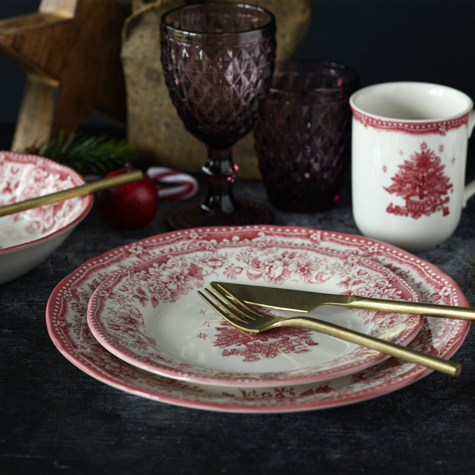 CreaTable, 17049, Serie Tannenbaum Rot, 12-teiliges Geschirrset, Teller Set aus Steingut